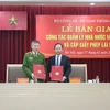 Trung tướng Nguyễn Ngọc Lâm, Thứ trưởng Bộ Công an và Thứ trưởng Bộ Giao thông Vận tải Nguyễn Duy Lâm tại lễ bàn giao. (Nguồn: báo Công an Nhân dân)