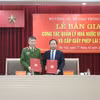 Trung tướng Nguyễn Ngọc Lâm, Thứ trưởng Bộ Công an và Thứ trưởng Bộ Giao thông Vận tải Nguyễn Duy Lâm tại lễ bàn giao. (Nguồn: báo Công an Nhân dân)