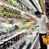 Người tiêu dùng Thành phố Hồ Chí Minh ưu tiên mua sắm thực phẩm thiết yếu hàng ngày. (Ảnh: Mỹ Phương/TTXVN)