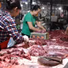 Tiểu thương chuẩn bị nguồn hàng phục vụ mua sắm của người dân. (Ảnh: Vũ Sinh/TTXVN)
