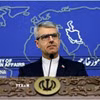 Người phát ngôn Bộ Ngoại giao Iran Esmaeil Baqaei phát biểu họp báo tại Tehran. (Ảnh: IRNA/TTXVN)
