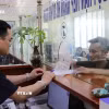 Công chức Chi cục Hải quan cửa khẩu Chi Ma hướng dẫn doanh nghiệp làm thủ tục xuất nhập khẩu hàng hóa. (Ảnh: Quang Duy/TTXVN)
