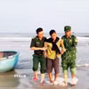 Lực lượng của Trạm Kiểm soát Biên phòng Roòn hỗ trợ đưa ngư dân bị nạn lên bờ. (Ảnh: TTXVN phát)
