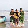 Lực lượng của Trạm Kiểm soát Biên phòng Roòn hỗ trợ đưa ngư dân bị nạn lên bờ. (Ảnh: TTXVN phát)
