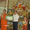 Ông Trần Chí Hùng, Phó Chủ tịch Ủy ban Nhân dân tỉnh Hậu Giang tặng quà cho đại diện Chùa Ôchumprứcsa. (Ảnh: Duy Khương/TTXVN)