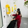 Học sinh tại trường Mầm Non Liên Châu rửa tay trước khi ăn trưa.