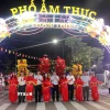 Lãnh đạo tỉnh, thành phố cắt băng khai trương Phố ẩm thực Phan Thiết. (Ảnh: Hồng Hiếu/TTXVN)