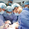 Các bác sỹ Bệnh viện Nhi đồng 2 ghép gan cho bệnh nhi. (Ảnh: TTXVN phát)