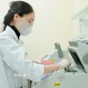 Nhân viên y tế làm xét nghiệm PCR. (Ảnh minh họa: Minh Quyết/TTXVN)