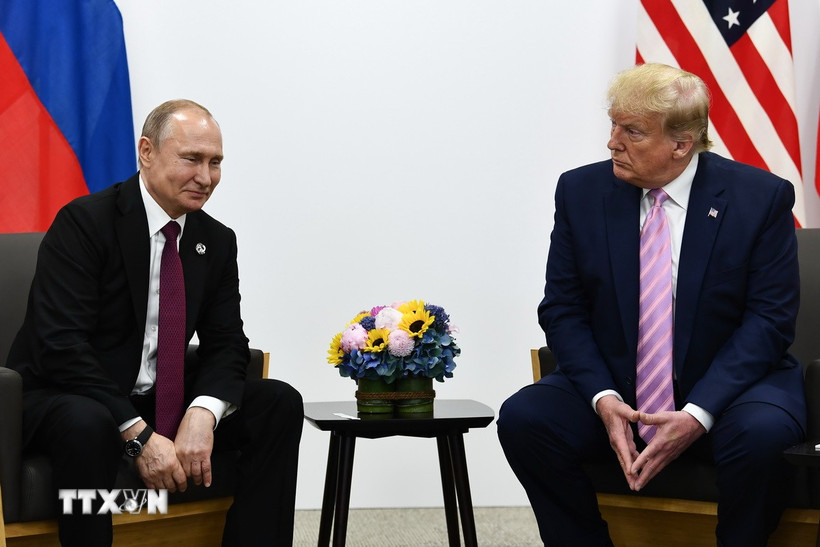 Tổng thống Nga Vladimir Putin (trái) và người đồng cấp Mỹ Donald Trump (phải) tại cuộc gặp ở Osaka, Nhật Bản ngày 28/6/2019. Ảnh: AFP/TTXVN)