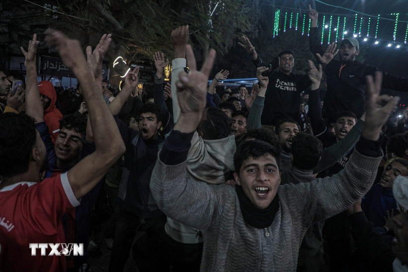 Người dân Palestine vui mừng khi Israel và Phong trào Hamas đạt được thỏa thuận ngừng bắn sơ bộ tại Dải Gaza, ngày 15/1/2025. (Ảnh: THX/TTXVN)