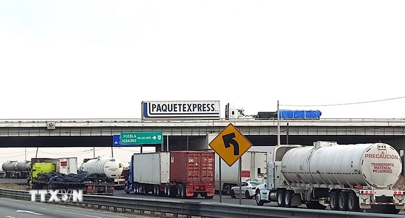 Xe chở hàng hóa xuất nhập khẩu tại khu vực gần biên giới Mexico-Mỹ. (Ảnh: Phi Hùng/TTXVN)