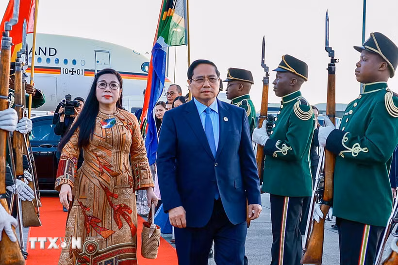 Lễ tiễn Thủ tướng Phạm Minh Chính và Phu nhân kết thúc chuyến tham dự Hội nghị Thượng đỉnh G20 tại Nam Phi. (Ảnh: Dương Giang/TTXVN)