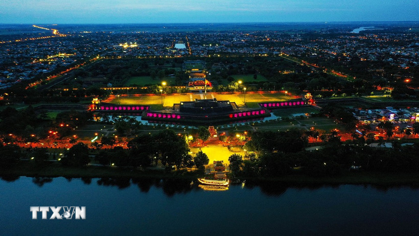 Quần thể di tích kinh thành Huế lung linh trong đêm. (Ảnh: Hồ Cầu/TTXVN)