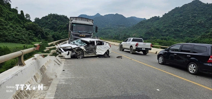 Hiện trường vụ tai nạn giao thông nghiêm trọng khi 2 ôtô tông nhau khiến 1 người tử vong. (Ảnh: TTXVN phát)