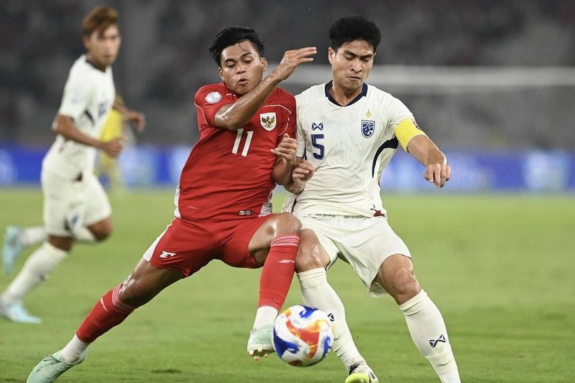 U23 Thái Lan và U23 Indonesia tạo nên một trận đấu nghẹt thở và hấp dẫn từ đầu đến cuối. (Ảnh: Kompas)