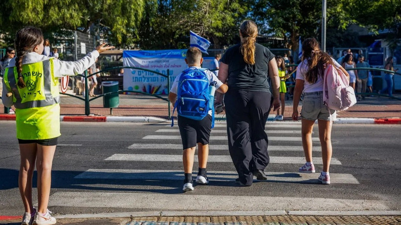 Các em học sinh đến trường tại thị trấn Mevaseret Zion của Israel, ngày 1/9. (Ảnh: The Jerusalem Post)