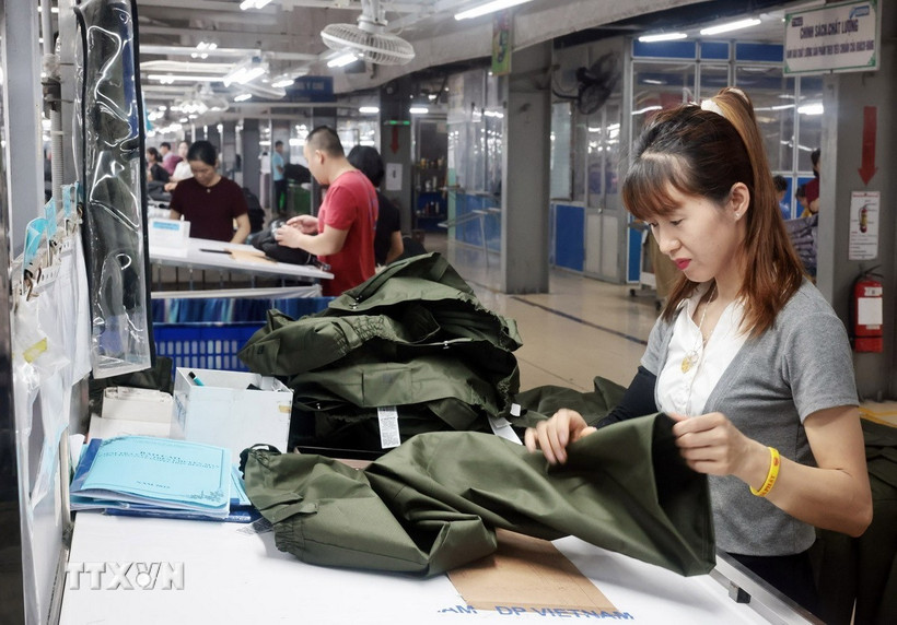 May hàng xuất khẩu sang thị trường EU tại Công ty May TNG (Thái Nguyên). (Ảnh: Trần Việt/TTXVN)