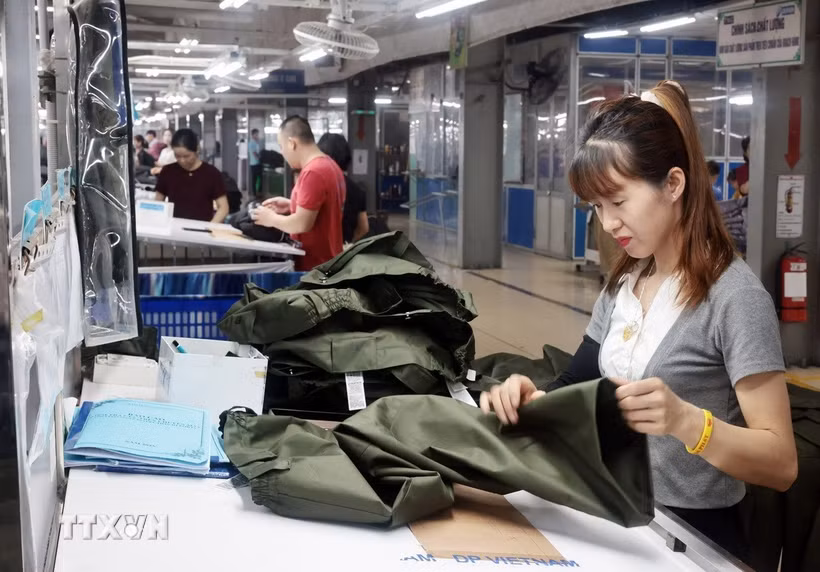 May hàng xuất khẩu sang thị trường EU tại Công ty May TNG (Thái Nguyên). (Ảnh: Trần Việt/TTXVN)