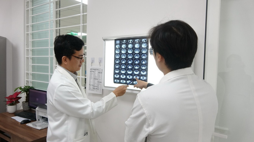 Bác sỹ thăm khám bệnh nhân sau khi được phẫu thuật loại bỏ khối u mỡ. (Ảnh: TTXVN phát)