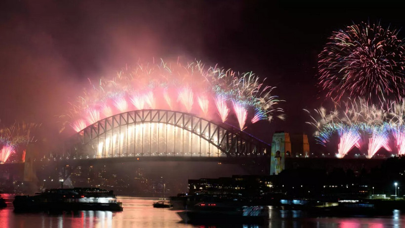 Pháo hoa rực rỡ trên cầu cảng Sydney trong lễ đón Năm mới 2026 ở Sydney. (Ảnh: AP)