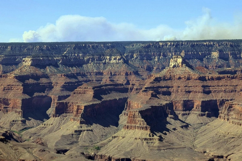 Khói bốc lên từ rìa phía Bắc của Công viên quốc gia Grand Canyon ngày 10/7. (Ảnh: AP)