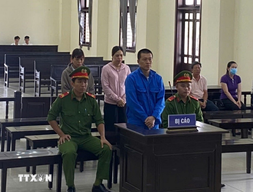 Bị cáo Lê Minh Luân bị tuyên phạt 20 năm tù vì tham ô tài sản của ngân hàng thương mại ở Cần Giuộc, Long An. (Ảnh: TTXVN phát)