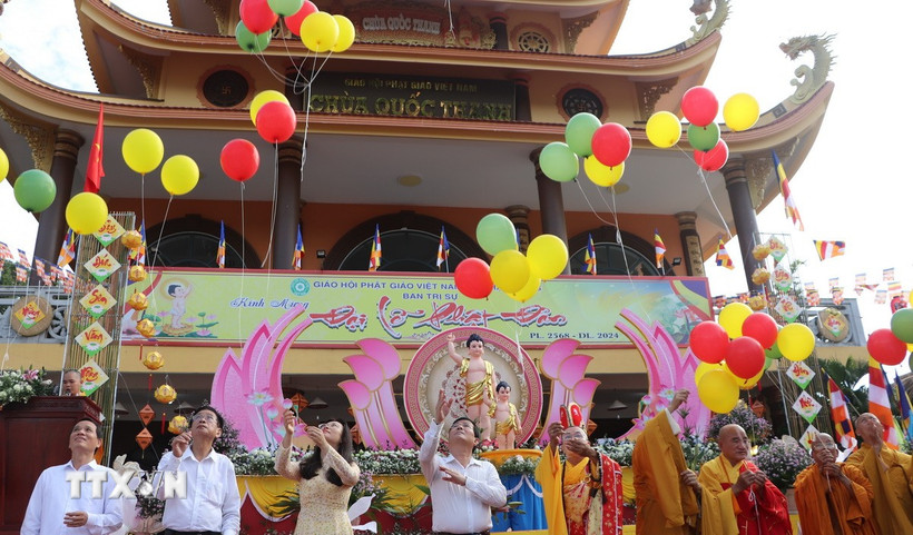 Chư tăng và các đại biểu thả bóng bay cầu nguyện hòa bình trong Lễ Phật đản 2024. (Ảnh: Hồng Thái/TTXVN)