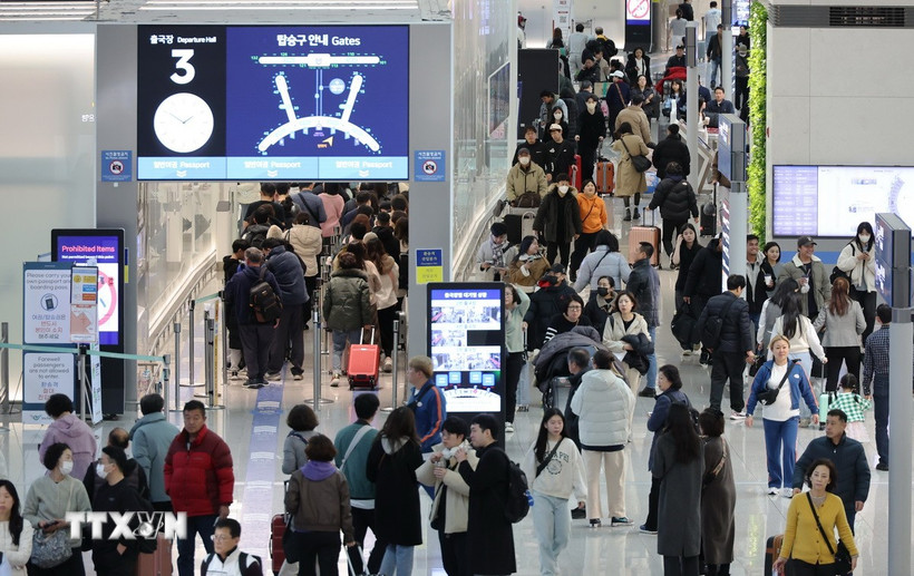 Hành khách tại sân bay quốc tế Incheon, Hàn Quốc ngày 26/1/2025. (Ảnh: Yonhap/TTXVN)