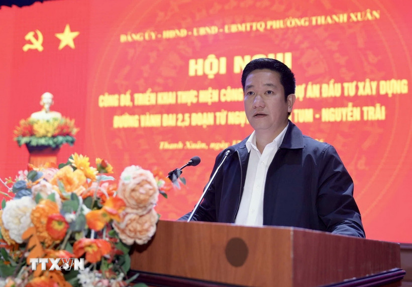 Bí thư Đảng ủy, Chủ tịch HĐND phường Thanh Xuân (Hà Nội) Nguyễn Huy Cường phát biểu tại Hội nghị đối thoại với các hộ dân có đất bị thu hồi để thực hiện Dự án đầu tư xây dựng đường Vành đai 2,5. (Ảnh: Minh Nghĩa/TTXVN)