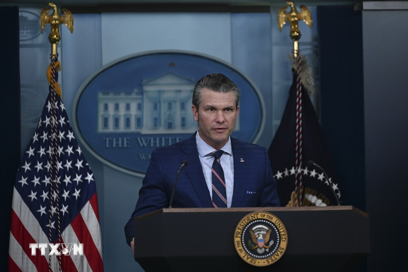 Bộ trưởng Quốc phòng Mỹ Pete Hegseth phát biểu trong cuộc họp báo tại Washington D.C. (Ảnh: Anadolu Agency/TTXVN)
