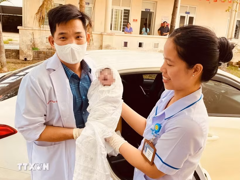 Nhờ được can thiệp kịp thời, bé gái được đỡ đẻ thành công trên xe taxi. (Ảnh: TTXVN phát)