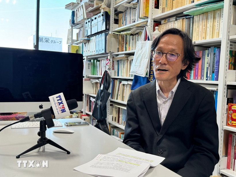 Giáo sư Shimizu Masaaki, Đại học Osaka, trả lời phỏng vấn của phóng viên TTXVN. (Ảnh: Phạm Tuân/TTXVN)