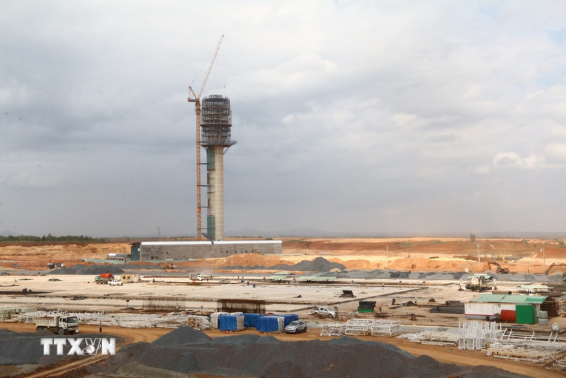 Đài kiểm soát không lưu sân bay Long Thành lắp đặt thiết bị, đáp ứng yêu cầu bay hiệu chuẩn. (Ảnh: Công Phong/TTXVN)