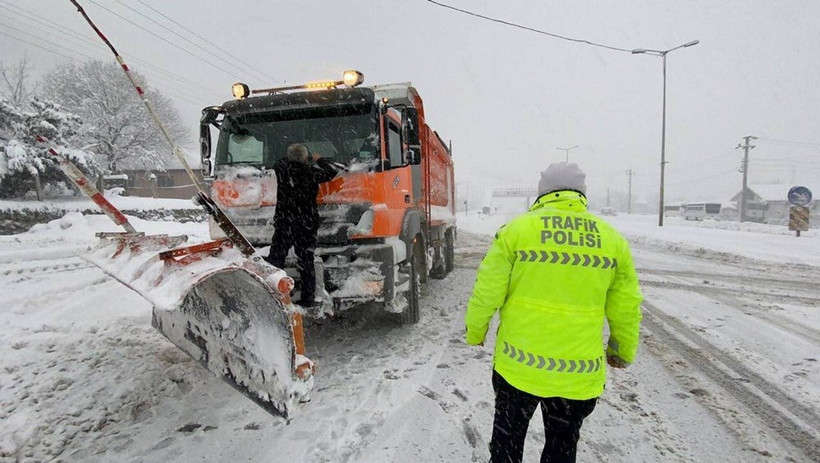 Xe dọn tuyết đang dọn tuyết rơi dày ở miền đông Thổ Nhĩ Kỳ, nơi thời tiết mùa Đông khắc nghiệt đã chặn đường vào các ngôi làng và làm gián đoạn giao thông. (Ảnh: turkishminute)