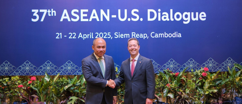Quan chức cấp cao của Cục Đông Á và Thái Bình Dương Sean O'Neill (phải) và Quốc vụ khanh Bộ Ngoại giao và Hợp tác Quốc tế Campuchia Kung Phoak. (Ảnh: U.S. Mission to ASEAN)