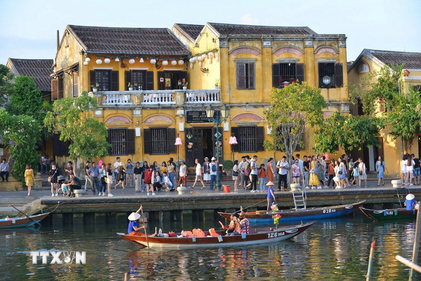 Phố cổ Hội An thu hút đông đảo khách du lịch đến tham quan. (Ảnh: Hải Âu/TTXVN)