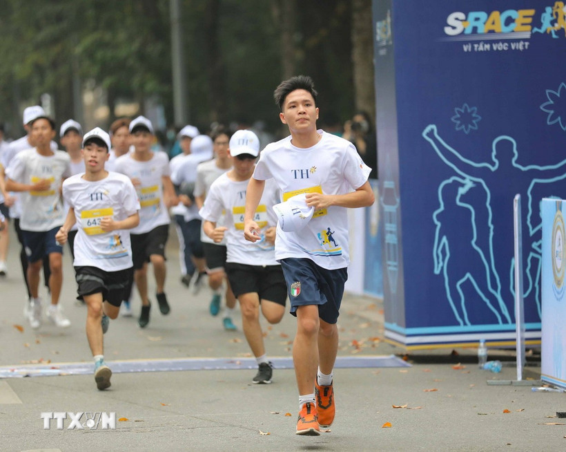 Các vận động viên tham gia Giải chạy S-Race Hà Nội - Vì tầm vóc Việt. (Ảnh: Thanh Tùng/TTXVN)