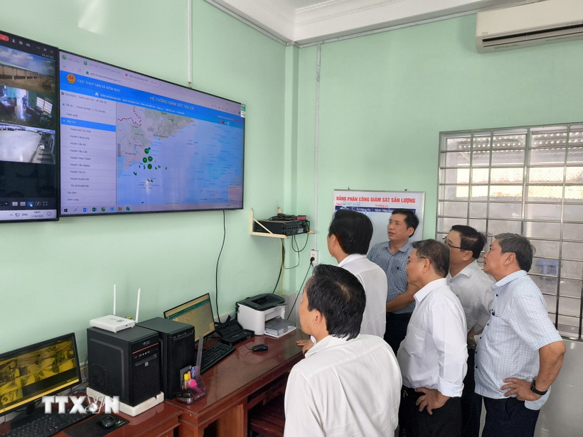 Lãnh đạo UBND tỉnh Vĩnh Long các sở ngành kiểm tra hệ thống giám sát tàu cá tại cảng cá Bình Đại. (Ảnh: Huỳnh Phúc Hậu/TTXVN)