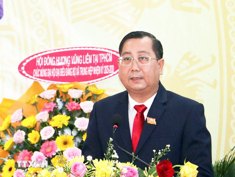 Ông Phạm Quang Chiến, Phó Bí thư Thường trực Đảng ủy xã Trung Hiệp, tỉnh Vĩnh Long góp ý Dự thảo Văn kiện Đại hội XIV của Đảng. (Ảnh: Phạm Minh Tuấn/TTXVN)