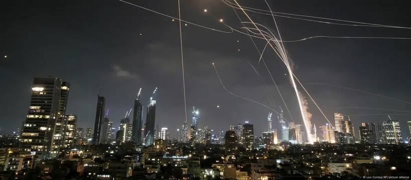 Hệ thống phòng không Iron Dome của Israel khai hỏa đánh chặn tên lửa trên bầu trời Tel Aviv. (Ảnh: AP)