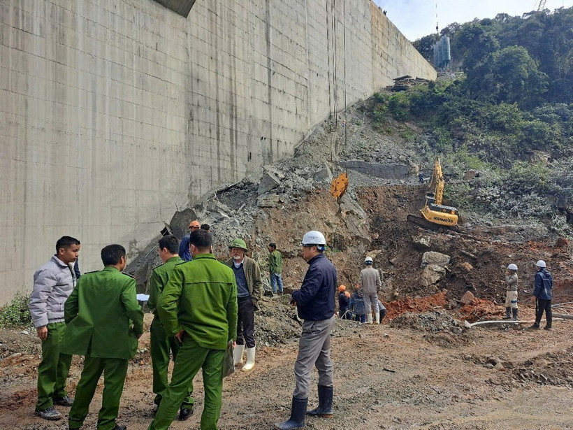 Lực lượng chức năng có mặt tại hiện trường Thủy điện Đăk Mi 1. (Ảnh TTXVN phát)