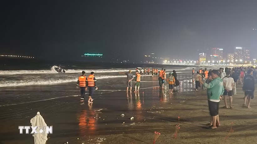Hàng trăm cán bộ chiến sỹ và người dân tham gia tìm kiếm nạn nhân xuyên đêm. (Ảnh: Sỹ Thắng/TTXVN)