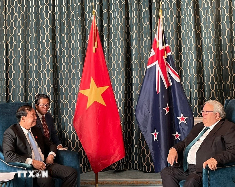 ប្រធានសភានូវែលសេឡង់ លោក Gerry Brownlee (ស្តាំ) ទទួលជួបលោកឧត្តមសេនីយឯក Le Tan Toi ប្រធានគណៈកម្មាធិការការពារជាតិ សន្តិសុខ និងកិច្ចការបរទេសនៃរដ្ឋសភា។ (រូបថត៖ VNA)
