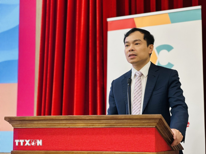 PGS.TS Nguyễn Mạnh Hùng, Phó Giám đốc Học viện Chính trị quốc gia Hồ Chí Minh, Phó Chủ tịch Hội đồng Lý luận Trung ương, phát biểu khai mạc hội thảo. (Ảnh: Việt Đức/TTXVN)