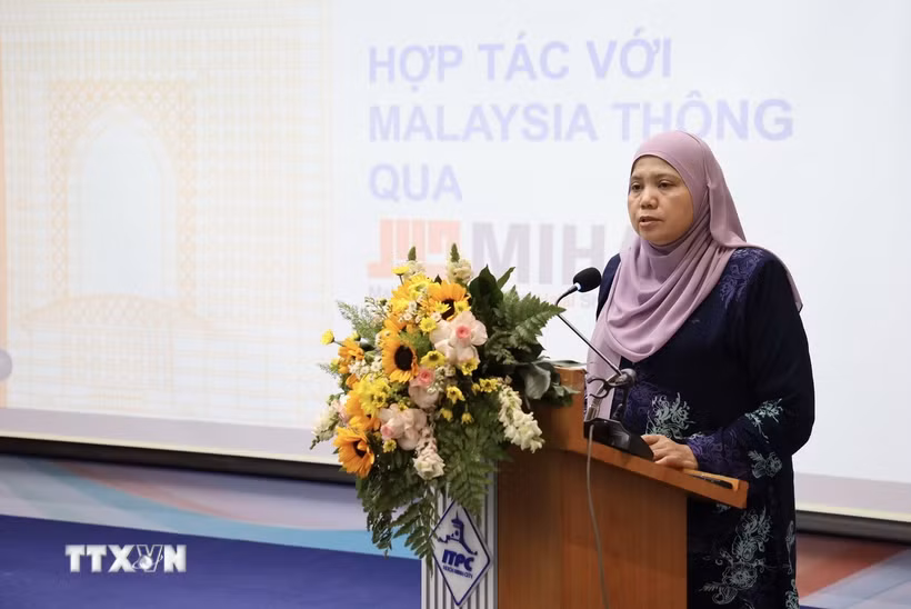 Bà Zaimah Osman, Lãnh sự Thương mại MATRADE thông tin xu hướng tiêu dùng của thị trường Hồi giáo tại hội thảo. (Ảnh: Xuân Anh/TTXVN)