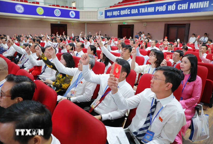 Các đại biểu biểu quyết thông qua dự thảo Nghị quyết Đại hội. (Ảnh minh họa. Thu Hoài/TTXVN)