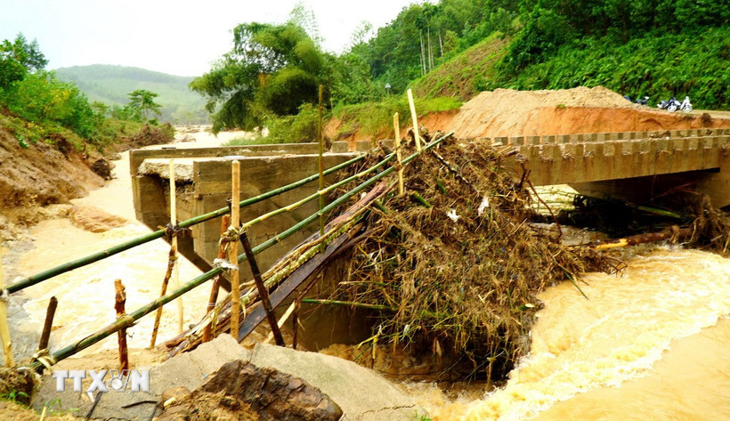 Chính quyền xã Sơn Hà dựng cầu tạm để lực lượng chức năng tiếp cận các thôn bị cô lập, hỗ trợ người dân. (Ảnh: Lê Phước Ngọc/TTXVN)