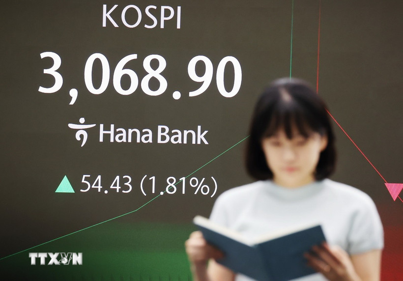 Bảng chỉ số chứng khoán tại Seoul, Hàn Quốc. (Ảnh: Yonhap/TTXVN)