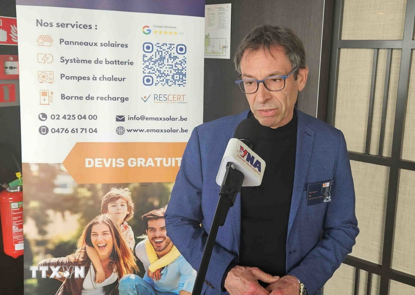 Giáo sư Geert Angenon, Đại học Vrije Universiteit Brussel (VUB) trả lời phỏng vấn TTXVN tại Brussels (Bỉ). (Ảnh: Duy Tùng/TTXVN)